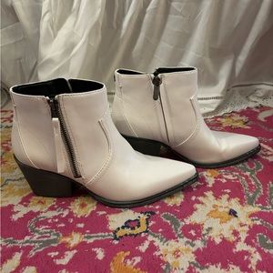 Women’s white booties size 6 and 1/2